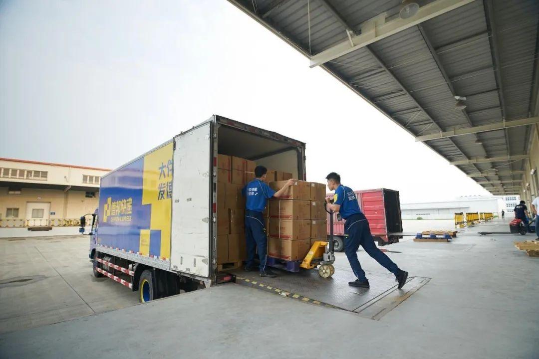 雙十一快遞價(jià)格上調(diào)，裝卸服務(wù)成焦點(diǎn) 行業(yè)變革下的服務(wù)升級(jí)與成本博弈